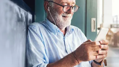 Mand der lytter til podcast