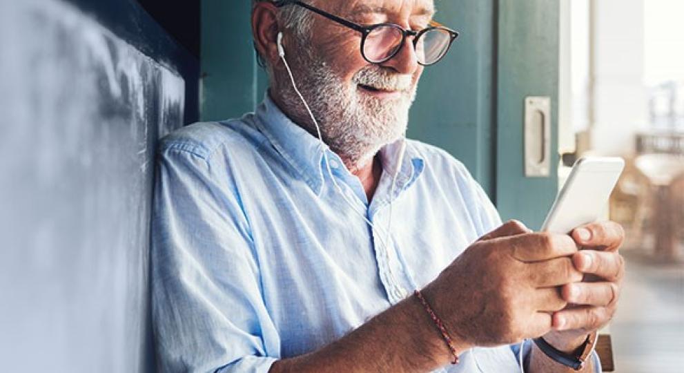 Mand der lytter til podcast